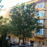 Anche in questo complesso sono i giardini i veri protagonisti: aiuole su cui svettano persino pini e abeti. Alcuni alberi sono talmente maestosi da superare in altezza delle palazzine